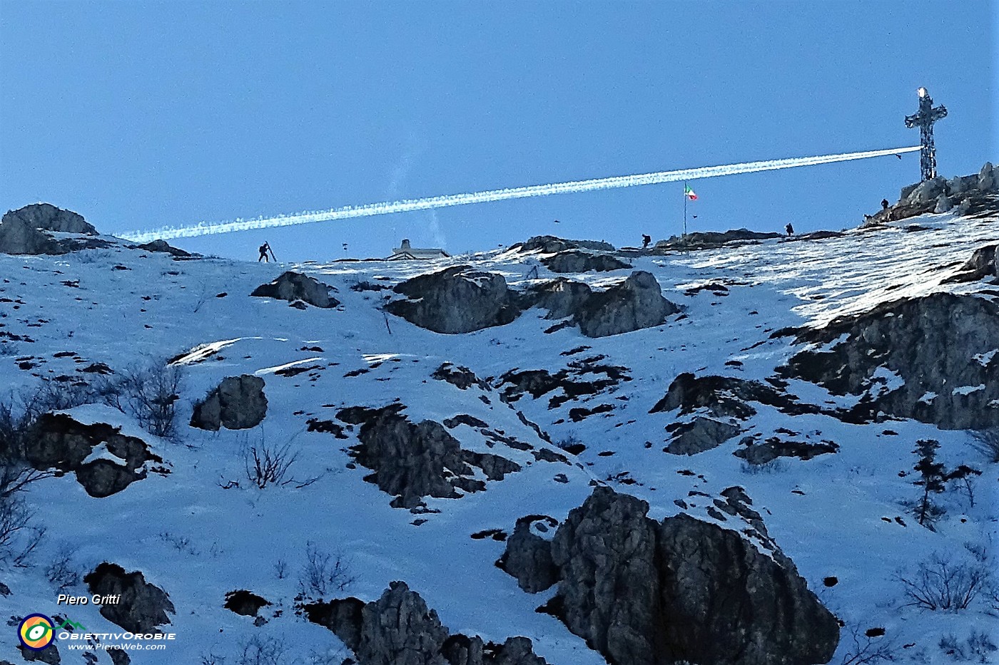 68 Su in vetta intanto la croce colpita da striscia d'aereo.JPG